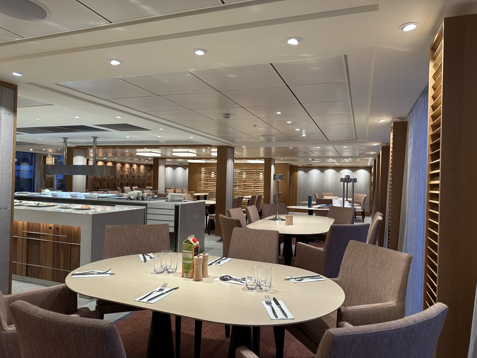Bufférestaurang med mattor och möbler redo för behandling