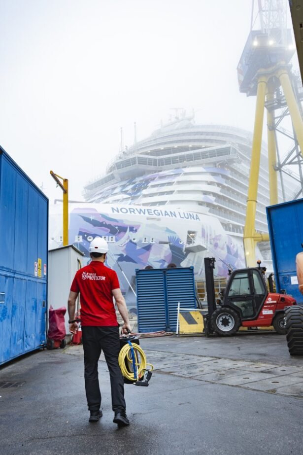 Fiber ProTector-tekniker på väg mot Norwegian Luna i docka
