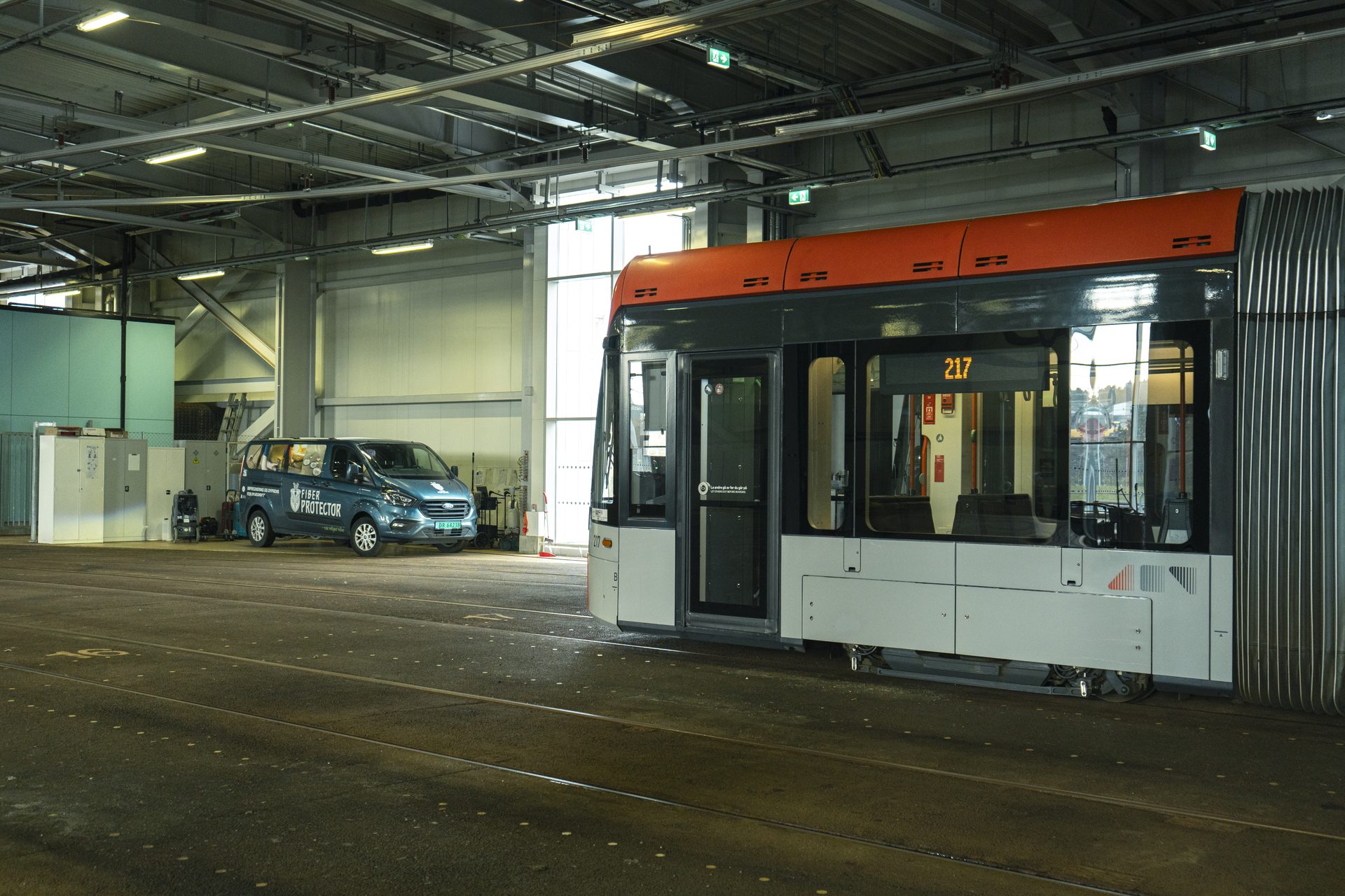 Servicebilen i depån hos Bybanen, behandlingen sker när vagnarna står stilla