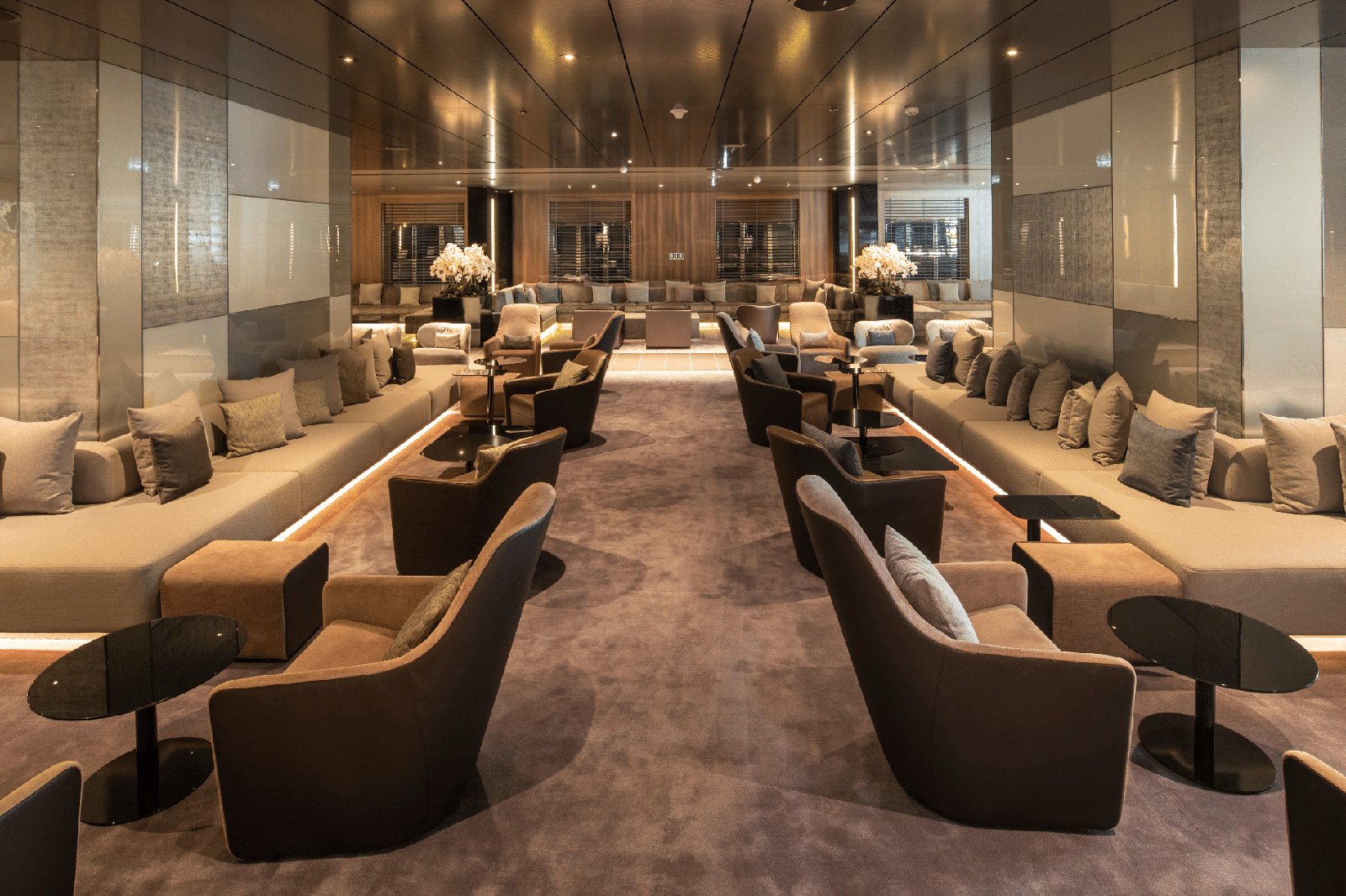 Elegant hotellounge med mjuka textilmöbler och matta
