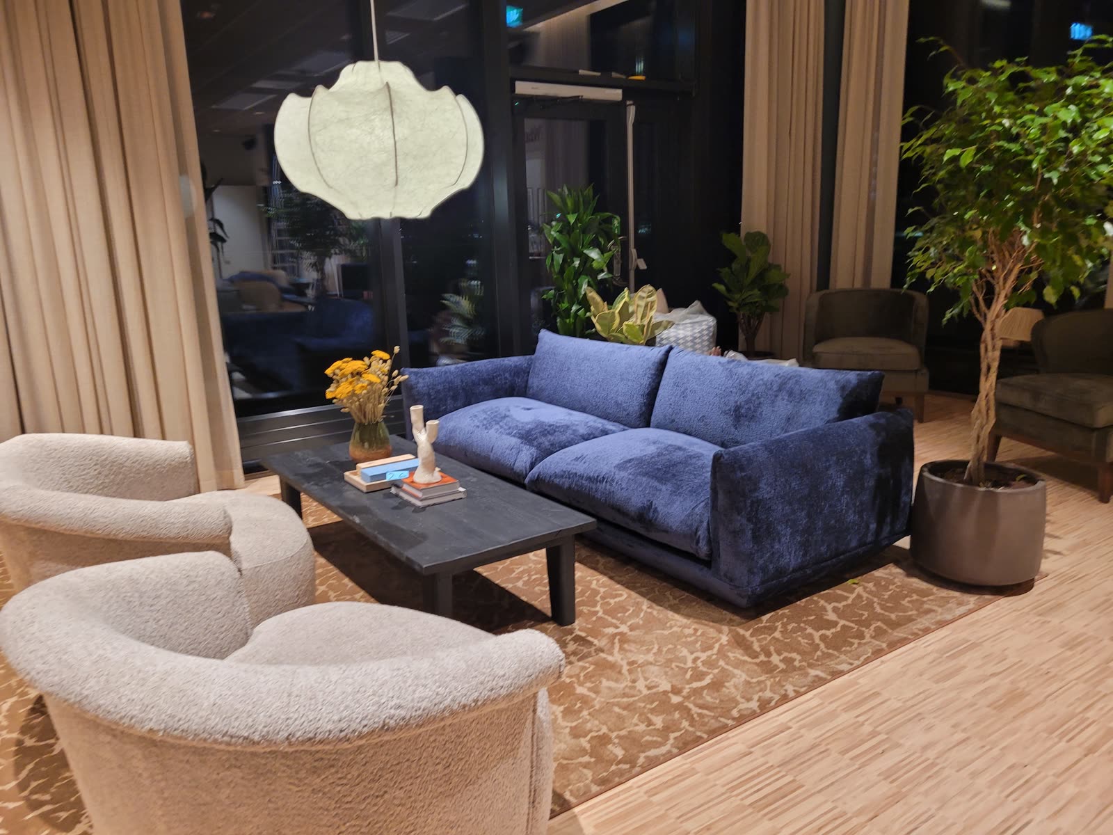 Soffgrupper i lobby i grön och marinblå textil