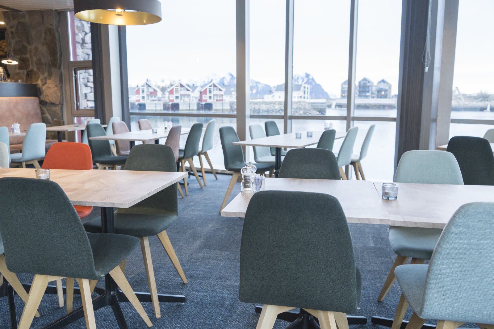 Premiumsvit med havsutsikt — behandlad velursoffa och gardiner