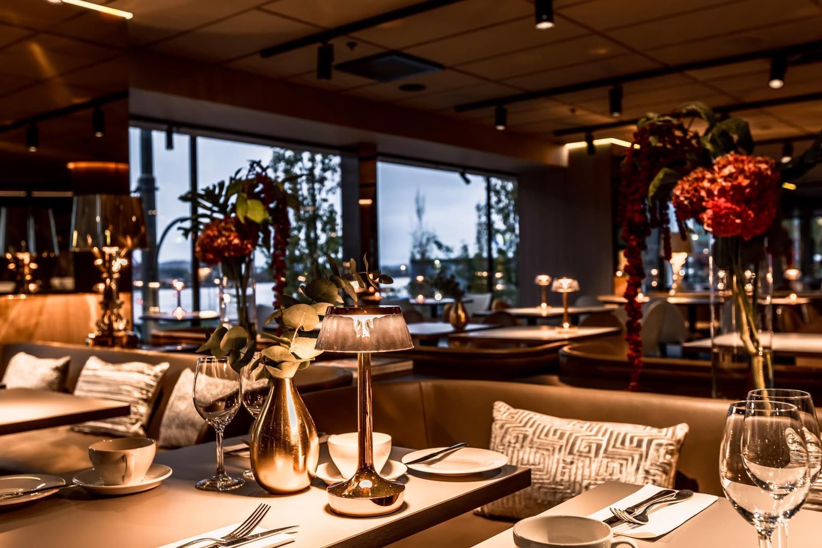 Restaurang i skymningen — skyddad sittgrupp i gyllene ljus