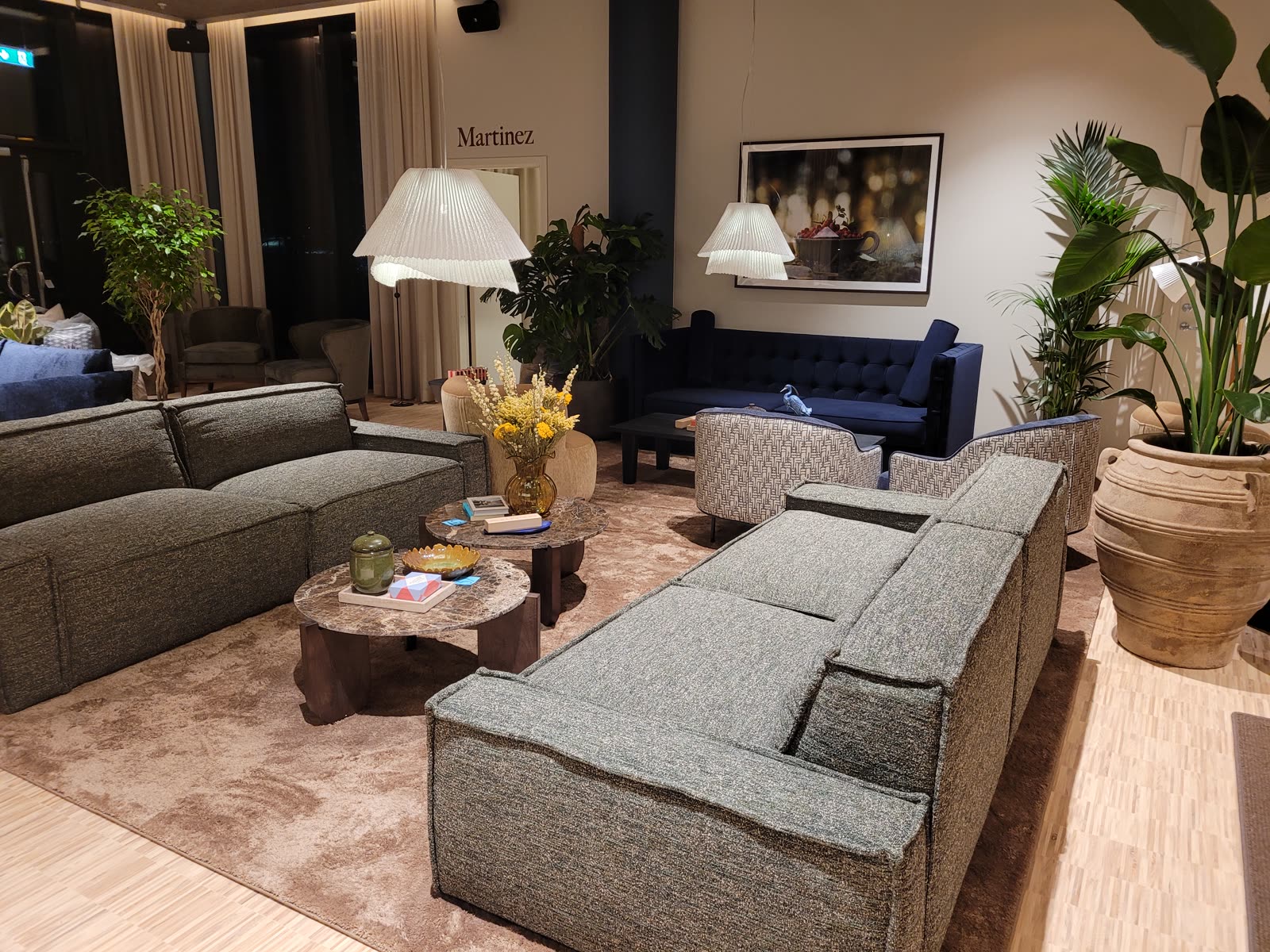 Svitlounge med marinblå velursoffa och bouclefåtöljer