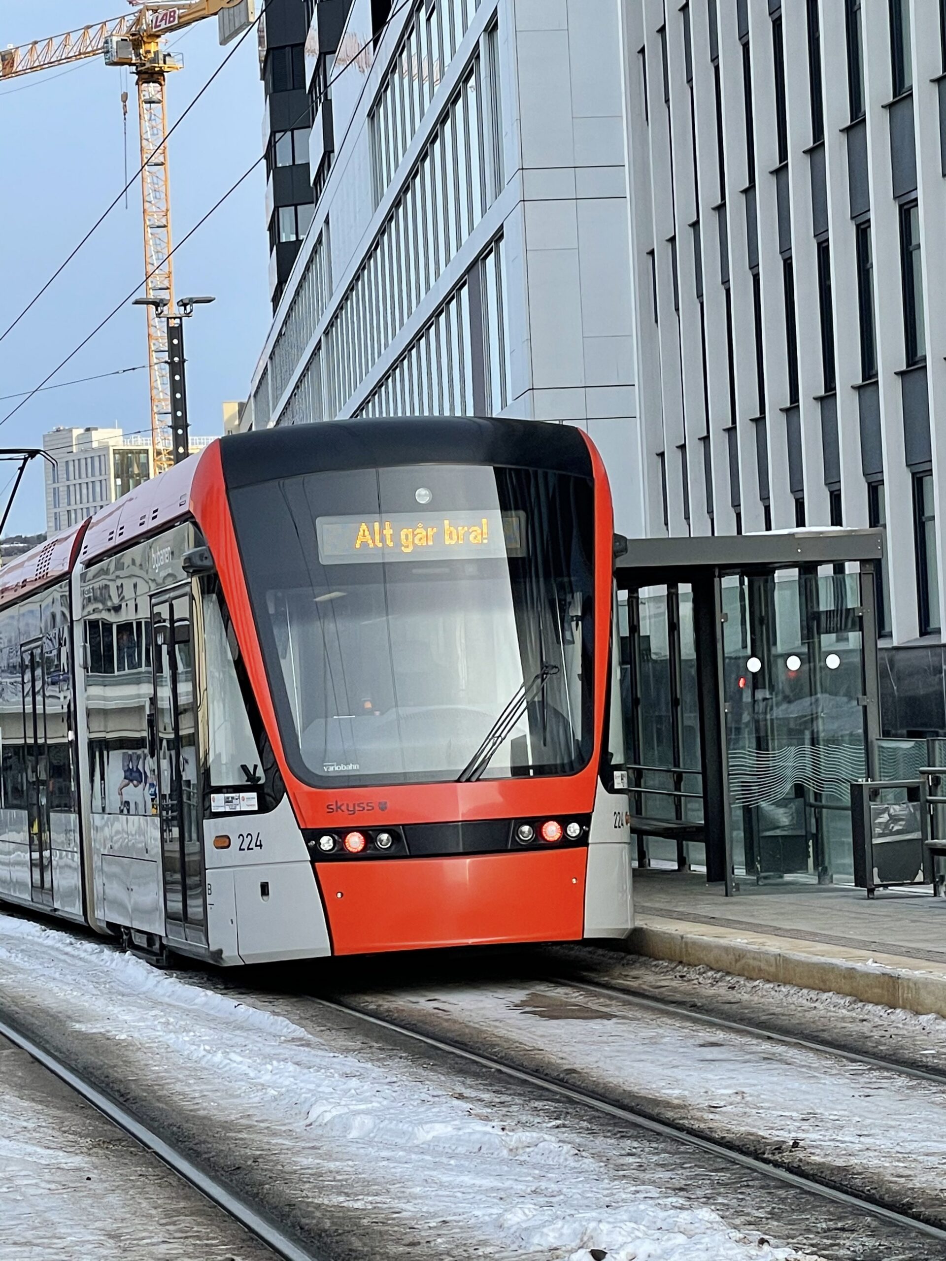 Bybanen i Bergen vid en hållplats — Skyss vario-vagn