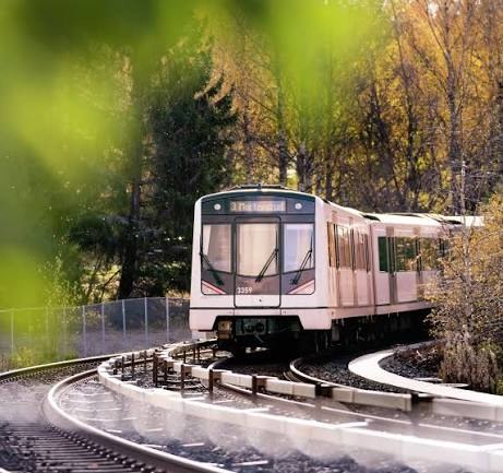 Interiör i en modern tågvagn eller spårvagn